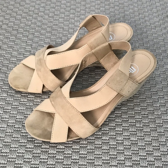 Mootsies Tootsies Tan Wedges - Picture 2 of 3